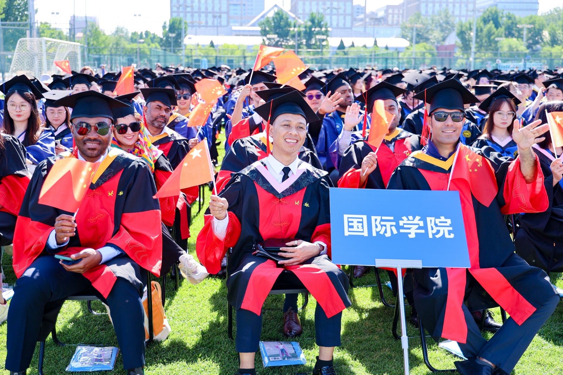 毕业典礼在庄严的国歌声中正式开始