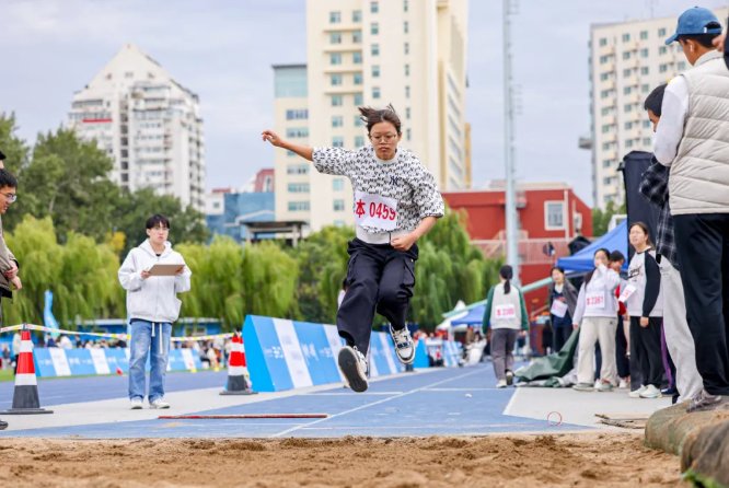 本届运动会以“扬空天报国志