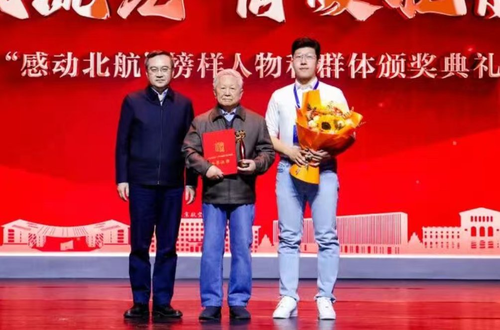 师生校友代表800余人现场参加典礼