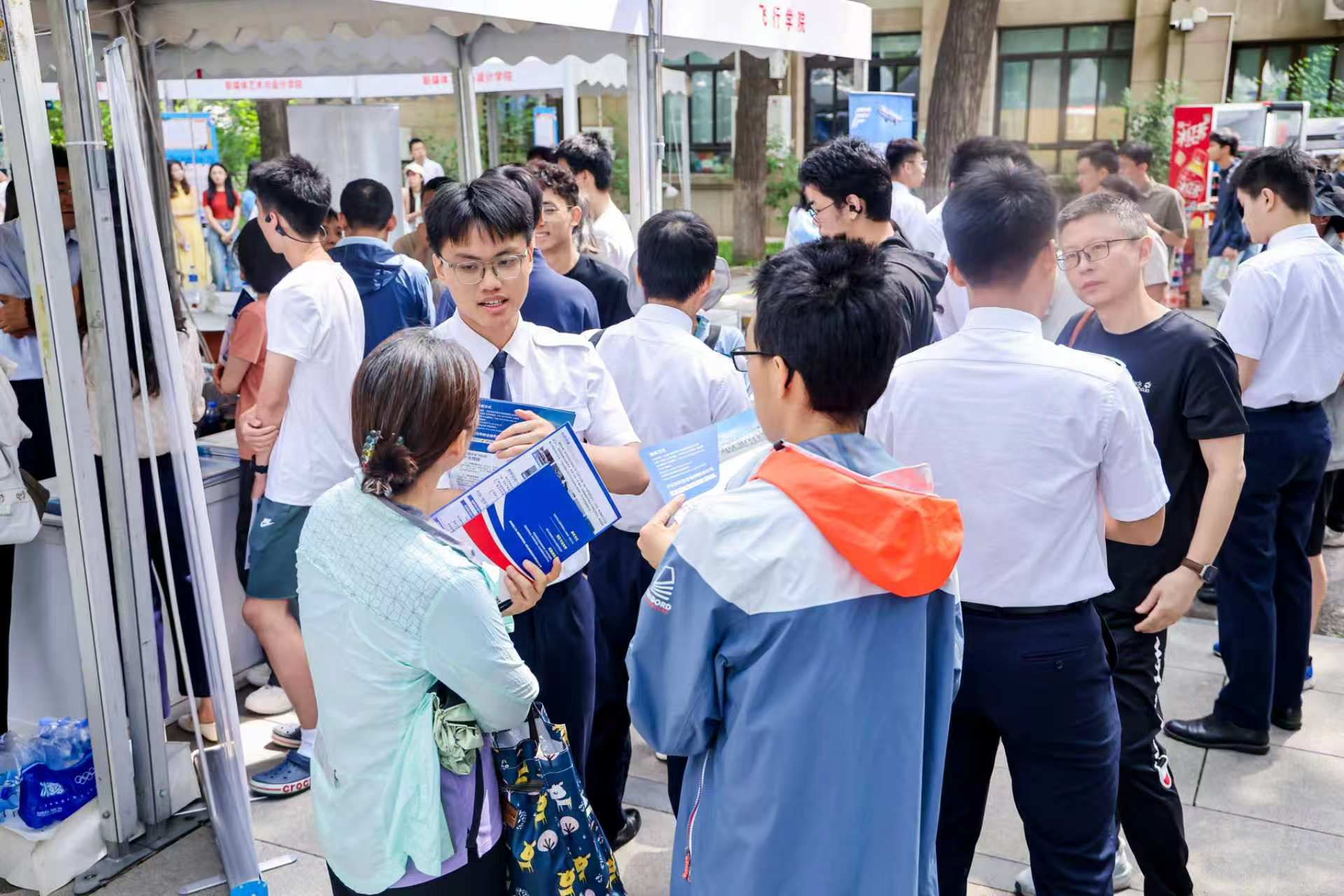 并慰问现场师生