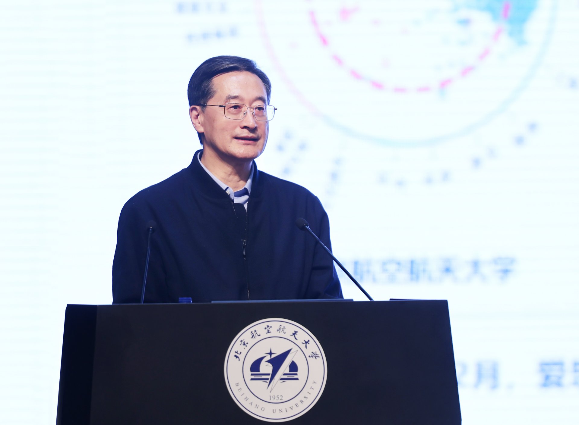 会议主题为以习近平新时代中国特色社会