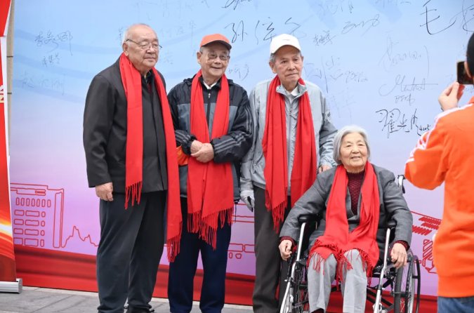 大会在雄壮的国歌声中拉开序幕
