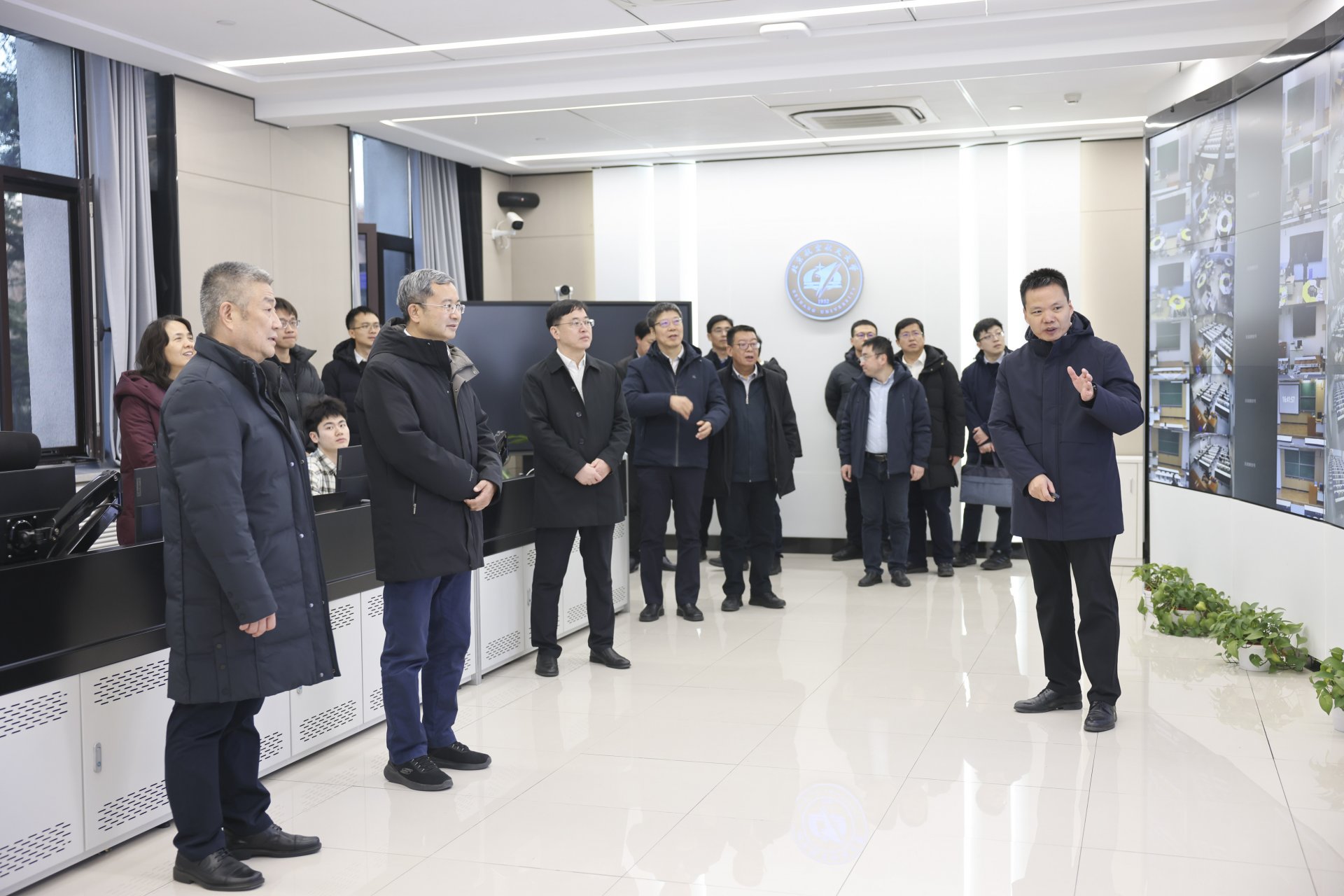 拼搏手机版下载官方网站部党组成员