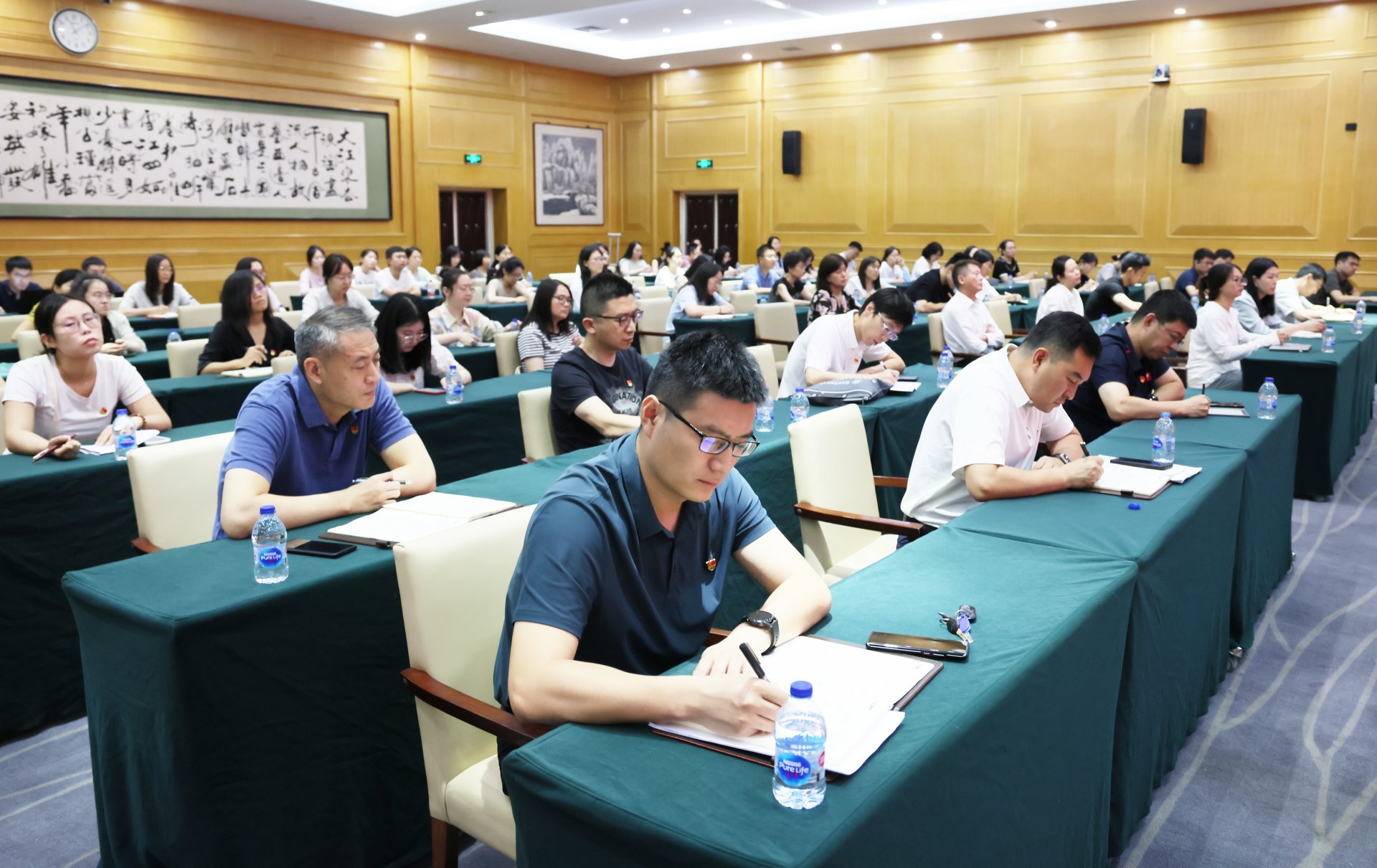 副校长邓怡主持会议