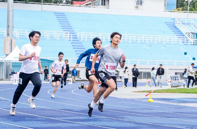 副校长赵巍胜在杭州国际校园参加运动会