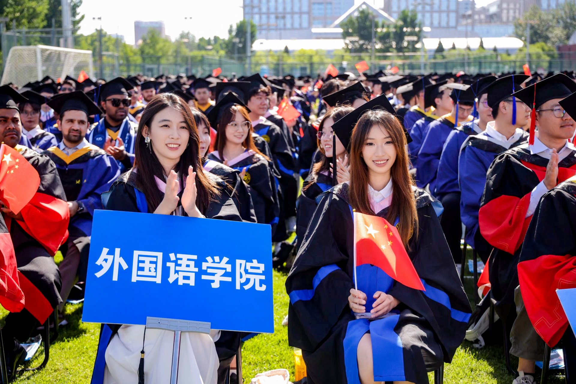房建成宣读2025届毕业生学位授予决