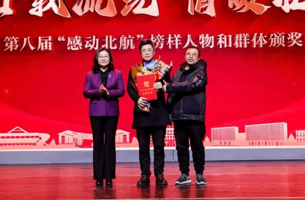 校拼搏手机版下载与马德里竞技续约官方