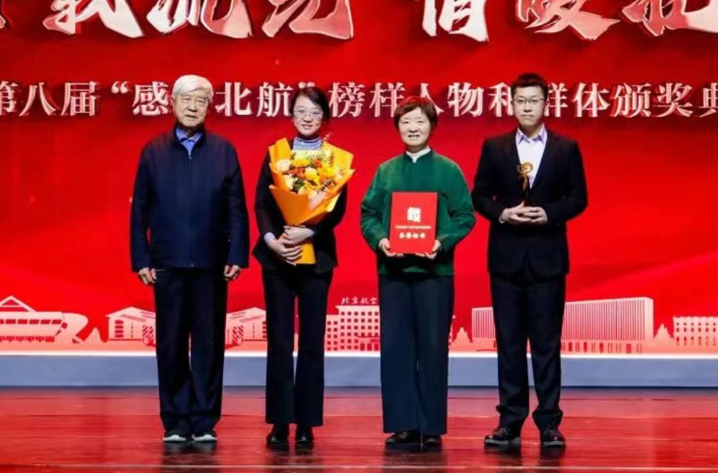 赵长禄在致辞中向获得表彰的榜样人物和