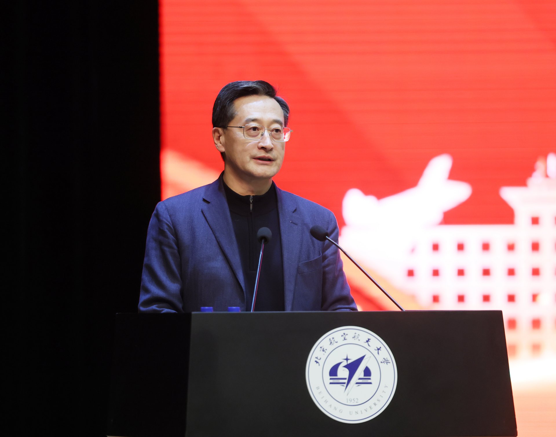 校长王云鹏主持会议