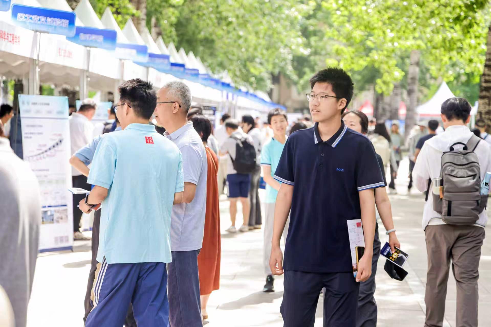 与广大考生和家长亲切交流