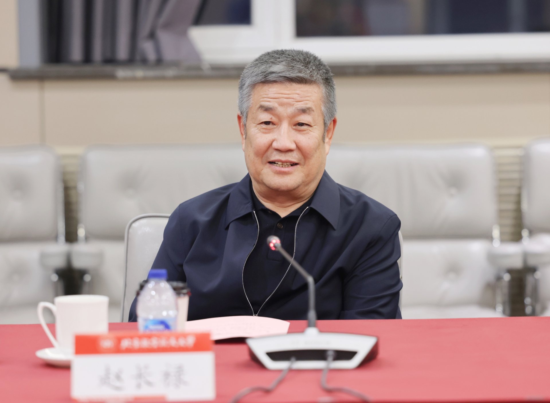 勉励大家进一步鼓足干劲