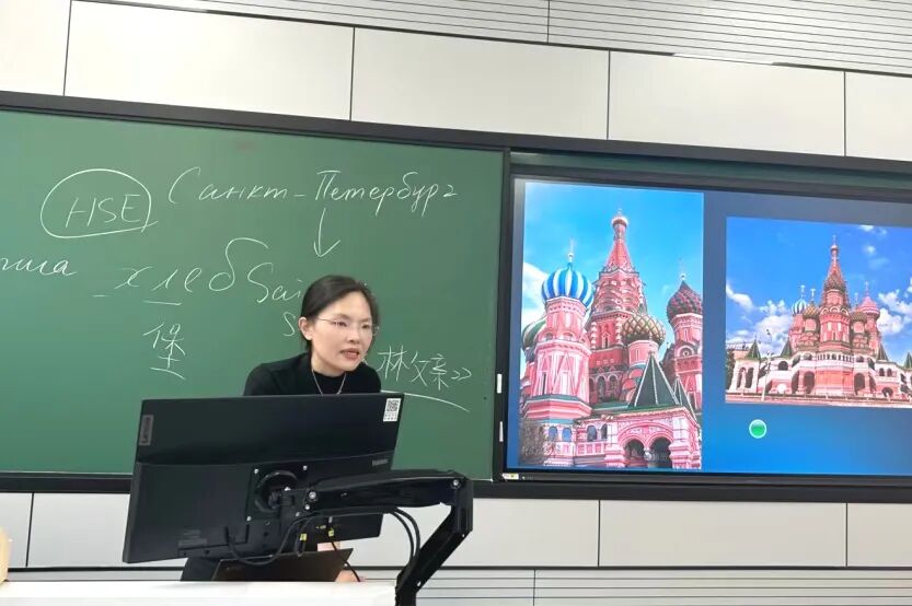 她以俄语为媒