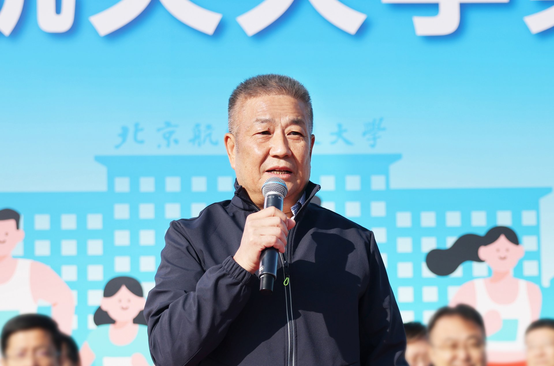 伴随着激昂的乐声